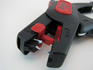 Pinza pelacables